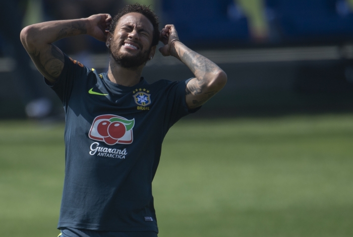 Principal jogador do Brasil para a Copa América, Neymar, lesionado, foi cortado e viu seu valor no mercado cair 