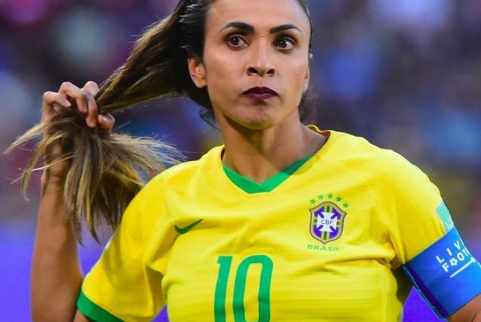 Além do gol, Marta chamou a atenção pelo batom roxo
